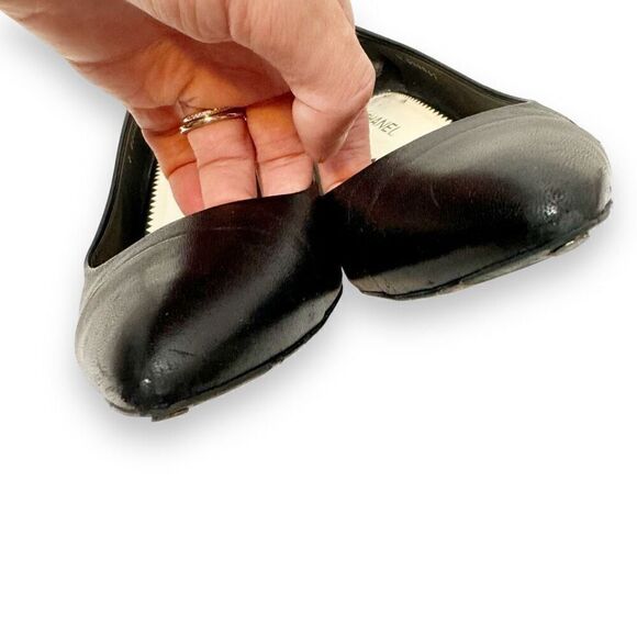 Chanel Black Matte Leather CC Gold Logo and Pearl Embellished Heel Pumps Size 37 - Picture 12 of 12